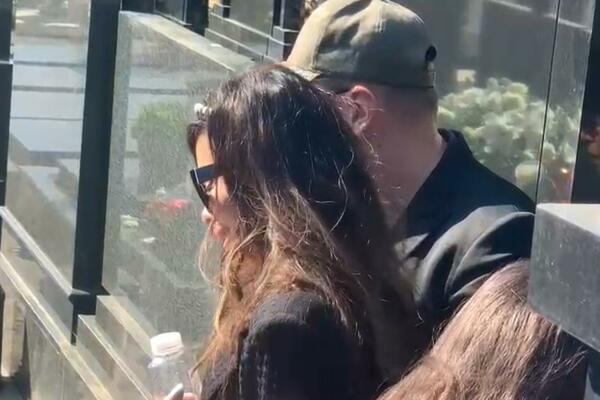 NIKOLINA SE VRATILA SLOMLJENA DO VIDOJEVOG GROBA I TRAŽILA NEŠTO UZNEMIRUJUĆE: "Slikajte mi da pokažem deci"!