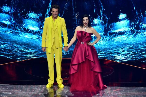 VODITELJKA EVROVIZIJE SE UMALO ONESVESTILA U PROGRAMU, a sada je otkrila ŠTA JOJ JE SA ZDRAVLJEM!