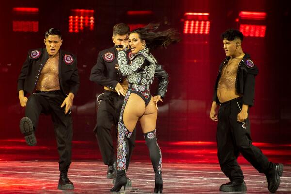 ŠPANSKA PREDSTAVNICA IZAZVALA TORNADO U TORINU: Publika hipnotisana NASTUPOM, ATRIBUTI SEVAJU NA SVE STRANE!