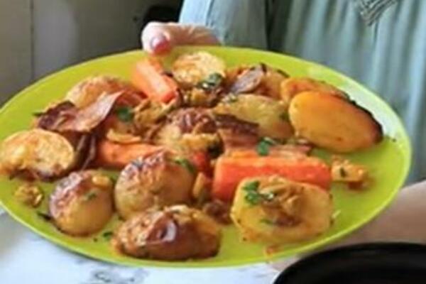 BAKA OTKRILA RECEPT ZA MLADE KROMPIRIĆE SA 1 DODATKOM: Od sada ćete ga STALNO DODAVATI, PRSTE DA POLIŽETE