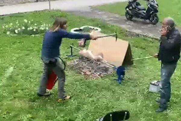 ŠOK NAD ŠOKOVIMA: Dejan okretao ražanj u avliji, sused ga napao PROTIVPOŽARNIM aparatom i pijukom!