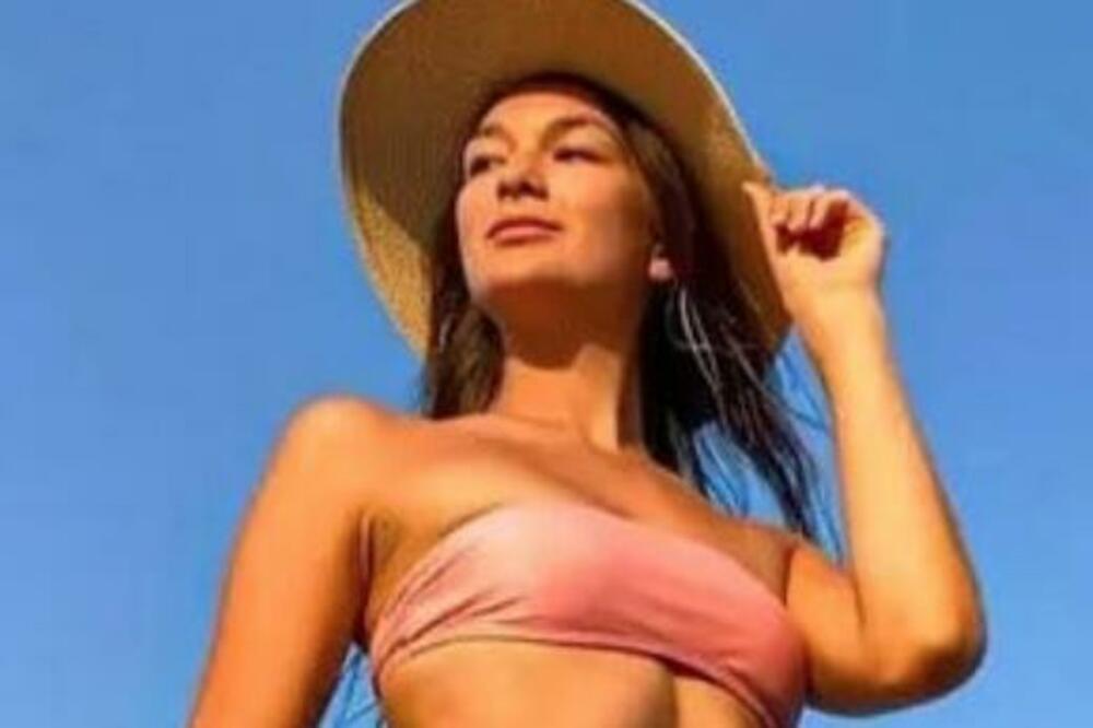 RUSKINJA KAO OD MAJKE ROĐENA SELA NA SVETO DRVO, PA SE GORKO POKAJALA: Na KOLENIMA je molila za oproštaj (FOTO)