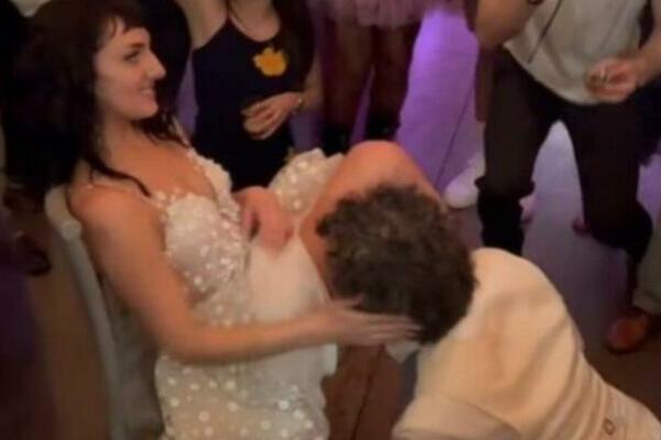 SCENA SA VENČANJA ŠOKIRALA GOSTE: Mlada se raskrečila, mladoženja ZABIO glavu dole, navalio kao NEZDRAV! (VIDEO)