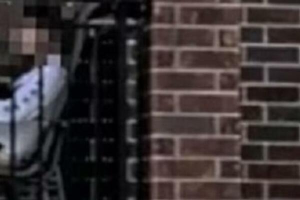 GUGLOVA KAMERA SNIMILA VRELU SCENU NA BALKONU, NAOČIGLED KOMŠIJA: Njena poza mnoje je bacila u TRANS (FOTO)