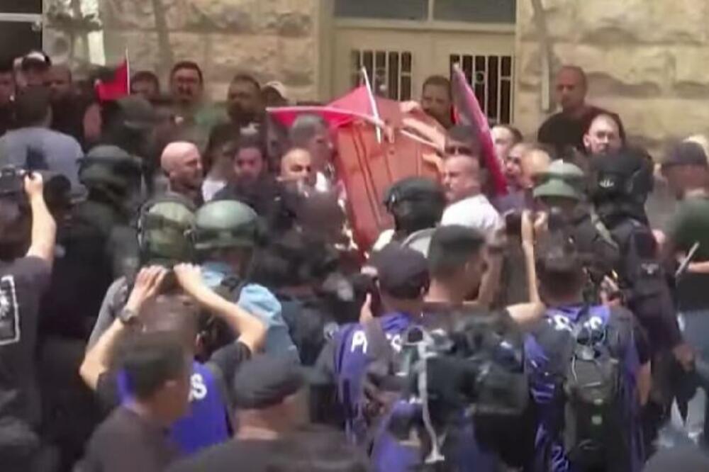 OPŠTI HAOS NA SAHRANI UBIJENE NOVINARKE AL DŽAZIRE: Povređeno više ljudi, vriska i PUCNJAVA na sve strane! (VIDEO)