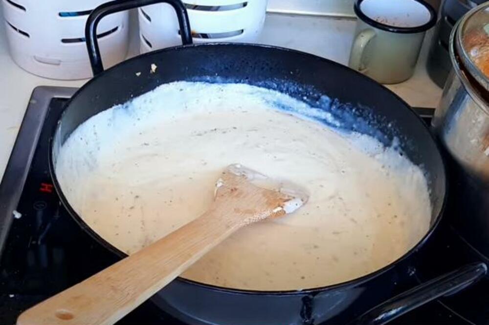 DANAŠNJI BRZI RUČAK: Piletina u pavlaci i krem siru, topi se u USTIMA, a sprema se dok KAŽEŠ KEKS (RECEPT)