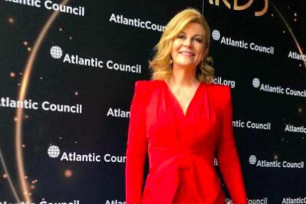 KOLINDA PONOVO IZNENADILA PRATIOCE SVOJOM LINIJOM I STAJLINGOM: Objavila novu sliku iz Katara, ovo je NJENA BOJA!