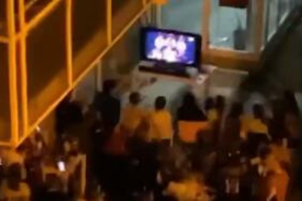 I KOMŠIJE UZ KONSTRAKTU: Izneli TELEVIZOR ispred zgrade i NAVIJAJU - to se TRAŽI! (VIDEO)