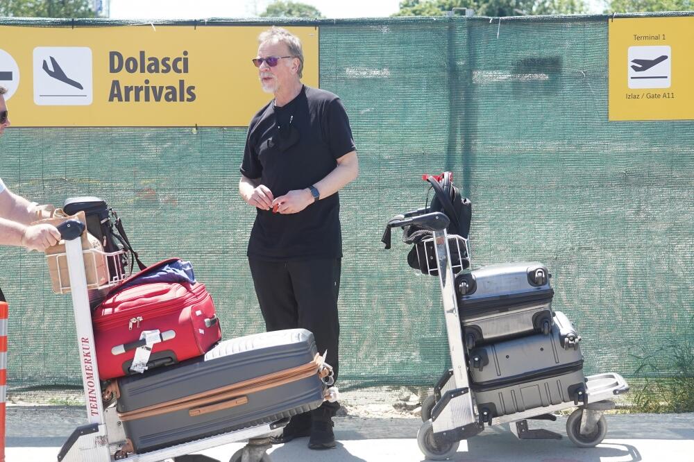 NAŠ SLAVNI GLUMAC SE SA SUPRUGOM VRATIO ZA SRBIJU: Ostaju ovde ZAUVEK!