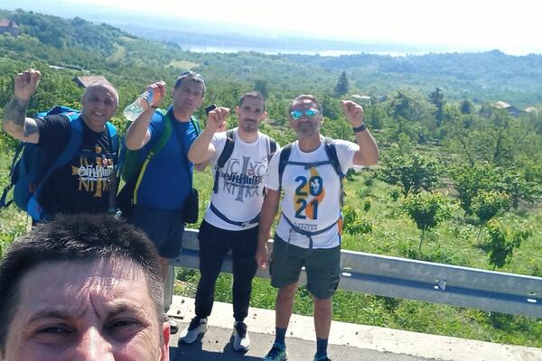 OVI MOMCI PEŠAČE OD OMOLJICE DO OSTROGA: Započeli HUMANU MISIJU, pomažu bolesnoj DECI i njihovim RODITELJIMA (FOTO)