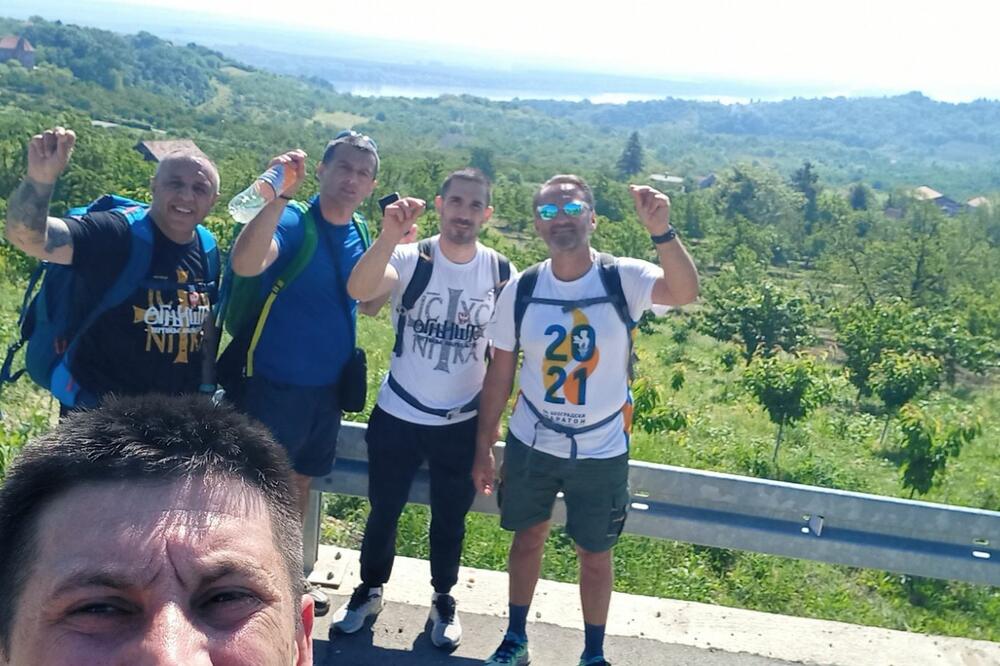 OVI MOMCI PEŠAČE OD OMOLJICE DO OSTROGA: Započeli HUMANU MISIJU, pomažu bolesnoj DECI i njihovim RODITELJIMA (FOTO)