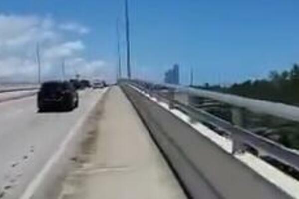 ISPLIVAO SNIMAK NESREĆE U MAJAMIJU: Avion se SRUŠIO na automobil na MOSTU, 2 osobe u KRITIČNOM STANJU! (VIDEO)