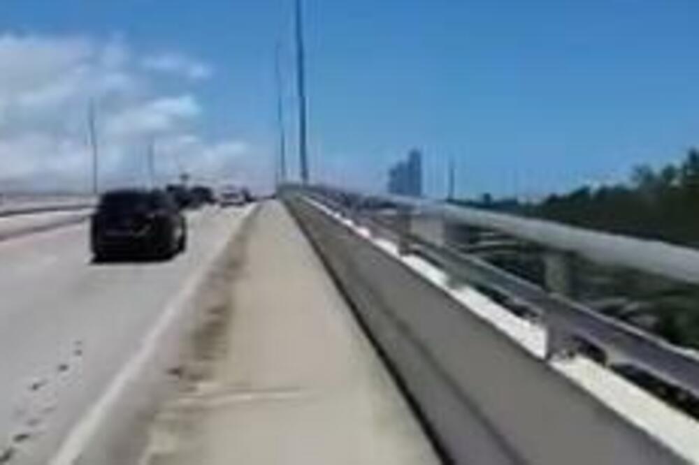 ISPLIVAO SNIMAK NESREĆE U MAJAMIJU: Avion se SRUŠIO na automobil na MOSTU, 2 osobe u KRITIČNOM STANJU! (VIDEO)