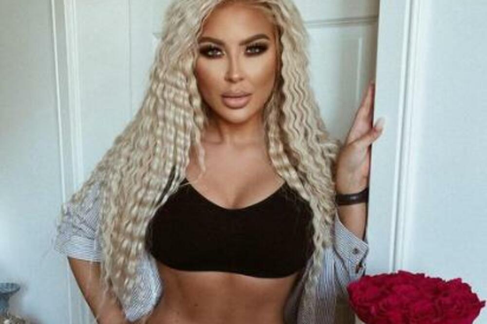 ZAR OVAKVA NAPOLJE DA IZAĐE?! Folk pevačica U INFARKT IZDANJU U JAVNOSTI, PRIZOR NEVERICA! (FOTO)