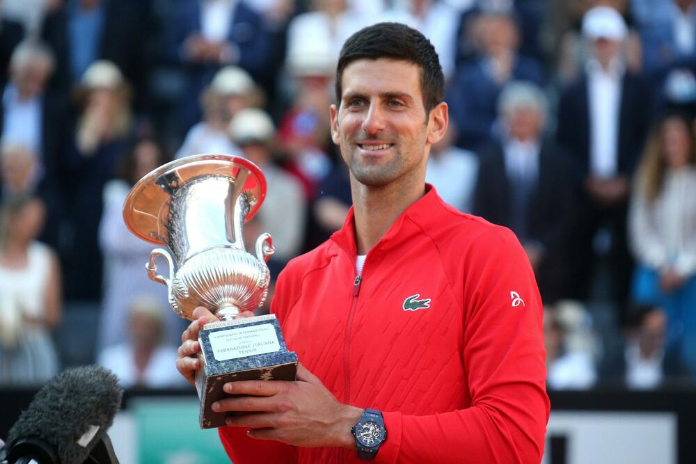 Novak Đoković sa peharom Mastersa u Rimu