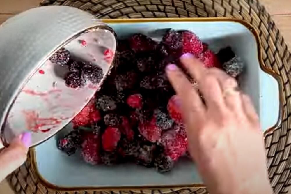 RECEPT ZA LEDENI VOĆNI KOLAČ: Osvežiće vas i raspametiti NA KECA! (VIDEO)
