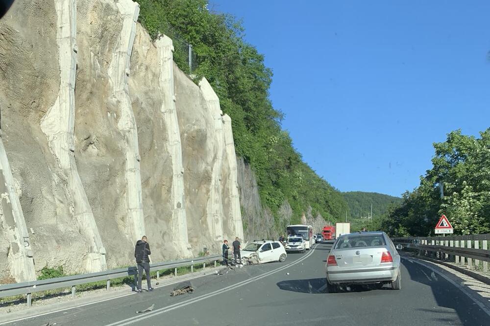 BOČNA STRANA VOZILA POTPUNO SLUPANA: Druga saobraćajka za 24 sata na putu ka Zlatiboru (FOTO)