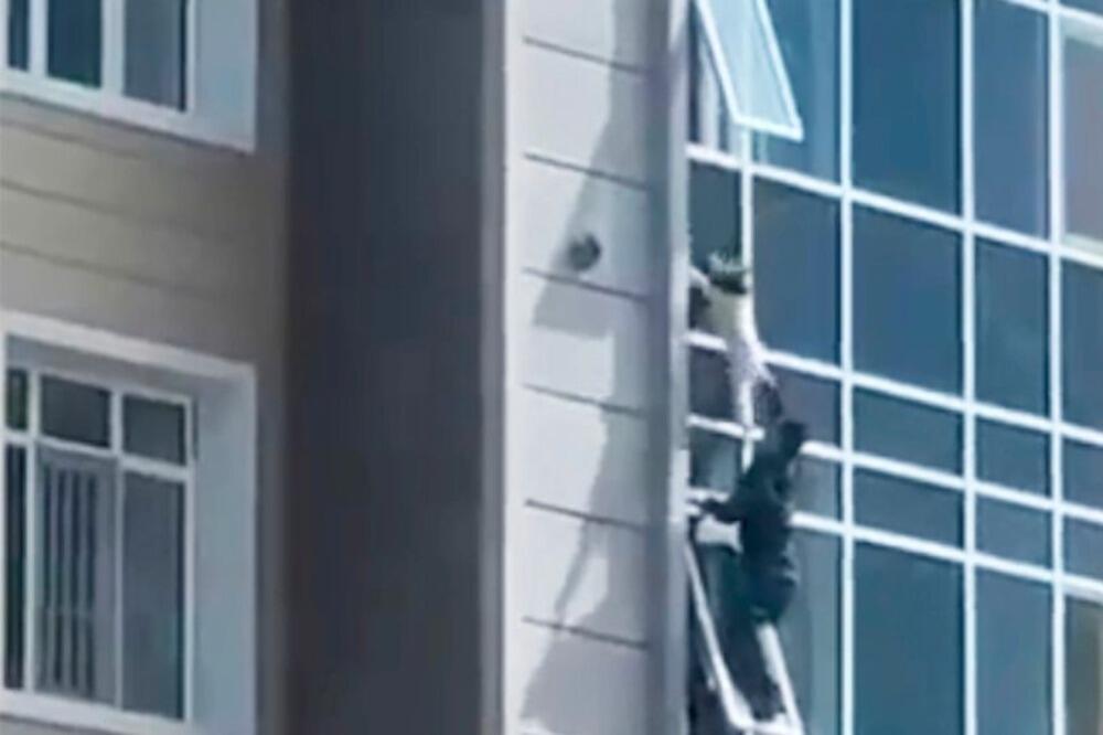 JEZIV SNIMAK! Visi sa 8. sprata i gleda u SMRT, završnica je za INFARKT (VIDEO)