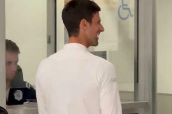 NASMEJAN I RASPOLOŽEN: EKSKLUZIVNE fotografije Novaka Đokovića nakon dolaska u Beograd (FOTO)