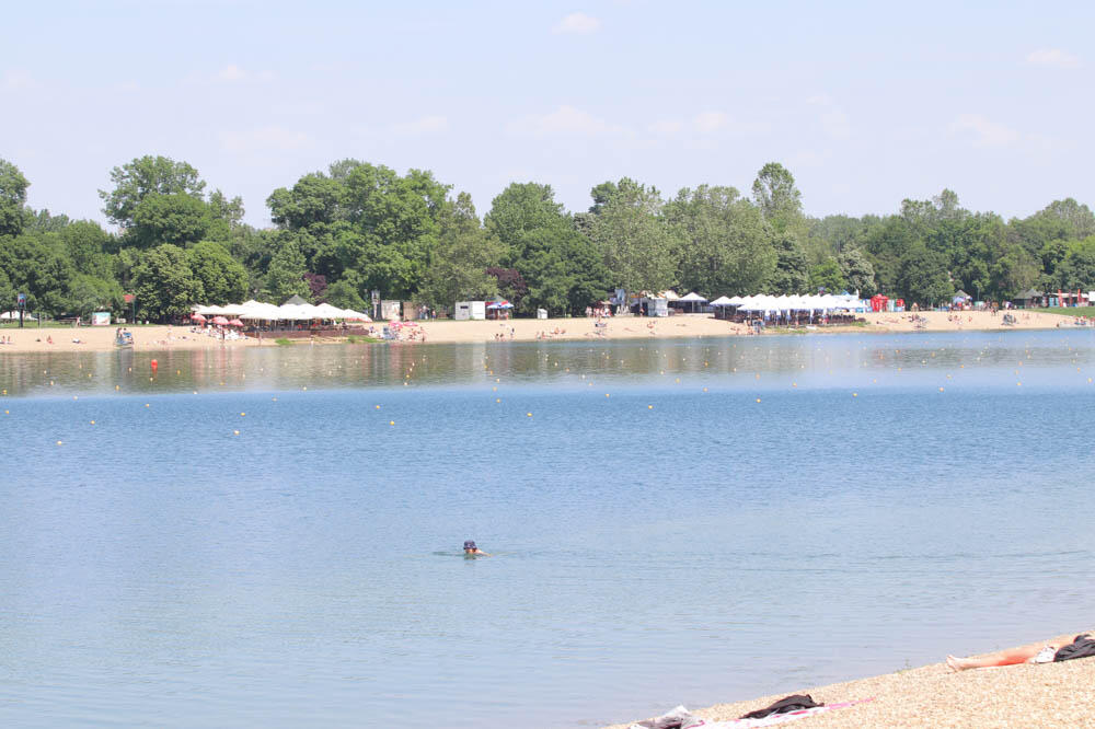 DVE DEVOJKE ZGRANULE PROLAZNIKE NA ADI, USIJALE SE MREŽE ZBOG PRIZORA: Kao da nije JANUAR! (FOTO)