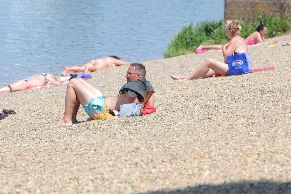 OBJAVLJENA RETKA FOTOGRAFIJA STARA 90 GODINA: Evo kako su Beograđanke TADA izgledale u KUPAĆEM KOSTIMU! (FOTO)