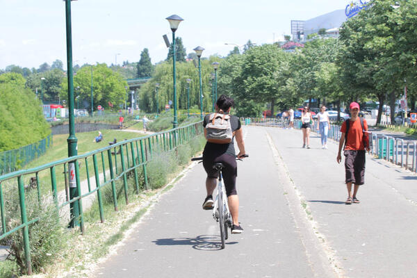 DROGIRANA TINEJDŽERKA VOZILA BEZ DOZVOLE: Oborila biciklistu kod Ade