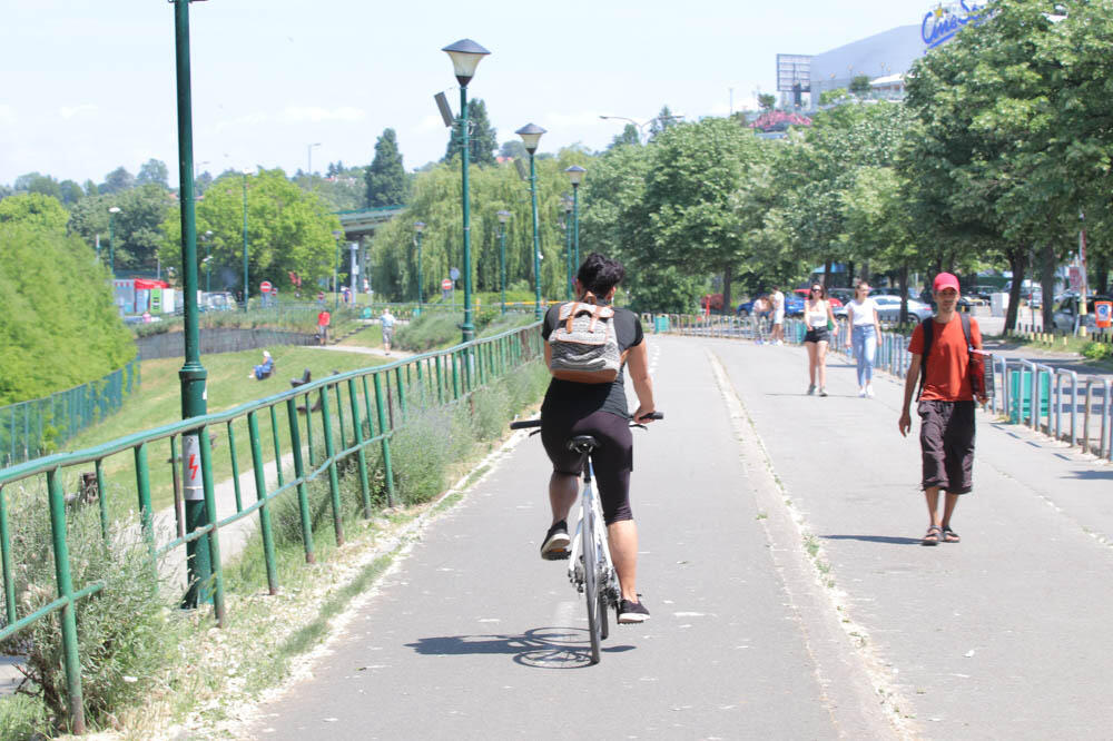 DROGIRANA TINEJDŽERKA VOZILA BEZ DOZVOLE: Oborila biciklistu kod Ade