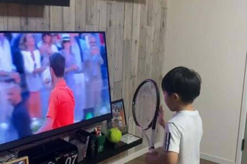 DIVNO! Mali Japanac imitira Novaka i slavi pobedu - ove je definitivno nešto najslađe što ćete videti danas!