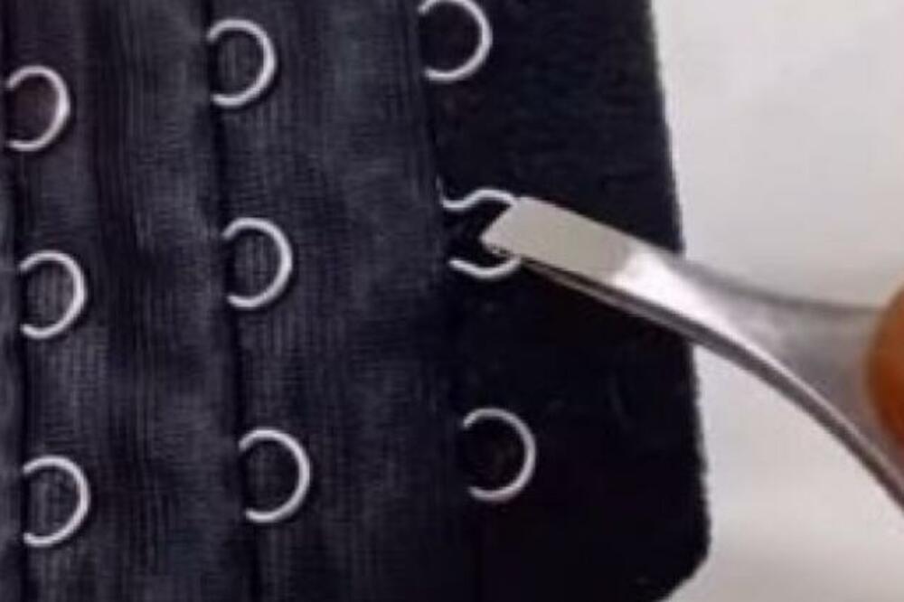 IZVADILA JE KOPČICE IZ GRUDNJAKA, ZBOG ONOG ŠTO SE DESILO APLAUDIRAJU JOJ: Kakva ludačka hrabrost (VIDEO)