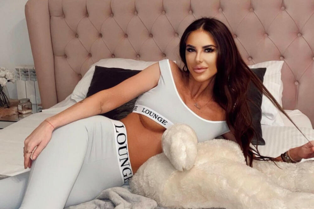 ŠČEPALA GA I NE PUŠTA: Vatrena BRINETA uživa pored fudbalera, a ljudi ne prestaju da bruje o NJIMA, ZLATNA KOKA