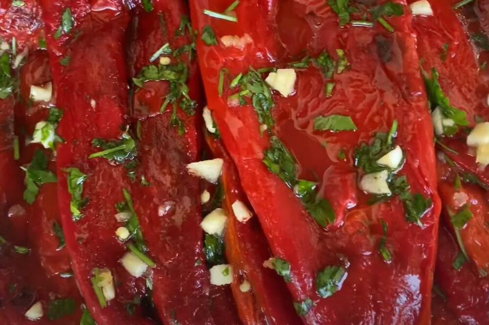OVO JE ORIGINALNI RECEPT ZA LJUTE PEČENE PAPRIKE: Prava SRPSKA SALATA, domaćice natopite ih OVIM PRELIVOM