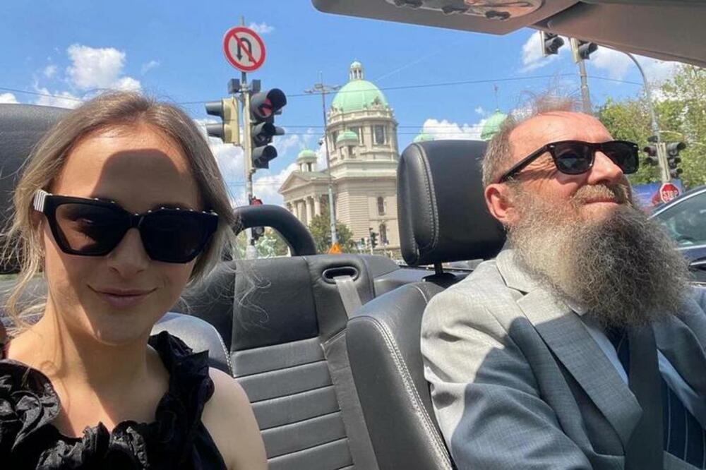SRPSKI POLITIČAR OŽENIO 36 GODINA MLAĐU VODITELJKU! Razlika je očigledna, a ljubav PUCA (FOTO)