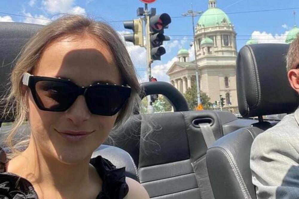 OVAJ SRPSKI POLITIČAR (67) SMUVAO JE 36 GODINA MLAĐU I ČEKA DETE S NJOM: Vozikaju se u KABRIOLETU po majskom suncu!