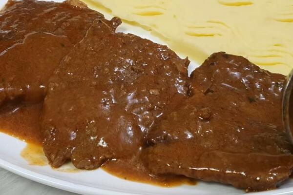 TRADICIONALNO JELO SA JUGA SRBIJE KOJEM NIKO NEĆE ODOLETI: Junetina u POSEBNOM SOSU, meso se TOPI U USTIMA (RECEPT)