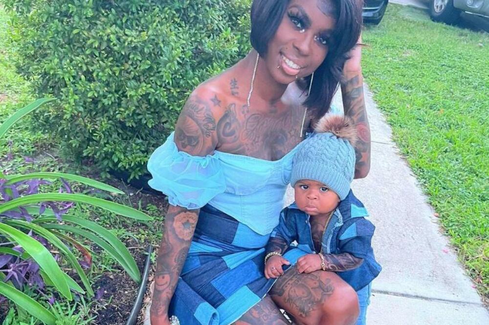 "LJUDI KAŽU DA ODGAJAM SINA KAO NASILNIKA": Ova žena radi BIZARNU STVAR svom SINČIĆU, nazivaju je LOŠOM MAJKOM!