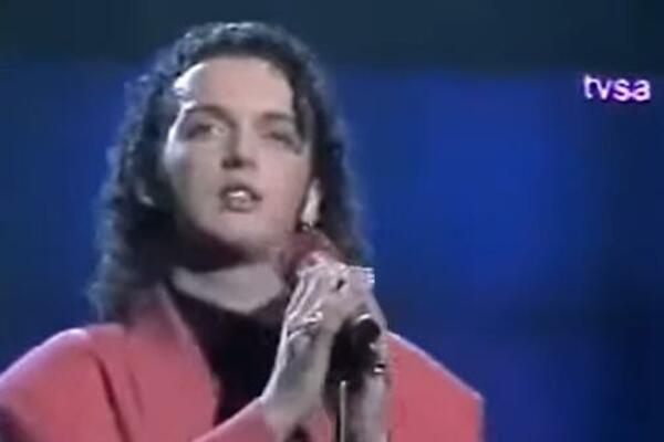 NIKADA NEĆETE POGODITI KOJI PEVAČ JE NA FOTOGRAFIJI: Danas je MEGA popularan i ima potpuno drugačiji IMIDŽ (FOTO)