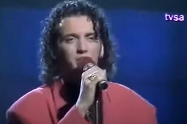 NIKADA NEĆE POGODITI KO JE NA FOTOGRAFIJI: Nekada MOMČIĆ sa loknama, a sada DRUGI ČOVEK