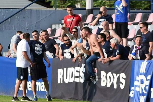 MISLILI STE DA JE SRPSKI FUDBAL LUD: U Hrvatskoj arbitar pije pivo sa navijačima, jure ga iz razonode! (FOTO)