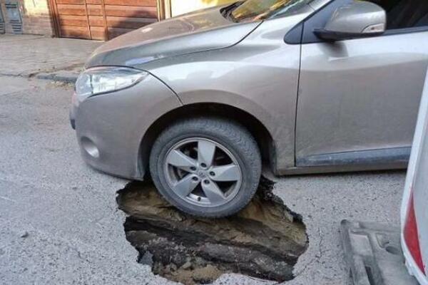 AMBIS SE OTVORIO U NOVOM SADU: Propao asfalt pod automobilom, PAZITE SE! (FOTO)