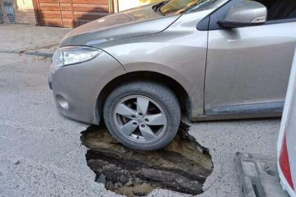 AMBIS SE OTVORIO U NOVOM SADU: Propao asfalt pod automobilom, PAZITE SE! (FOTO)