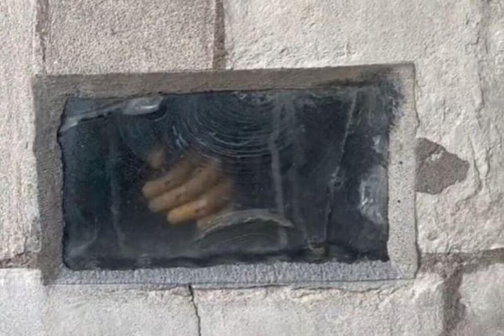 UGLEDALA ODSEČENU RUKU U ZIDU, PRIZOR JE UZNEMIRUJUĆ: Dokrajčilo ju je kada je saznala ZAŠTO JE TU (VIDEO)