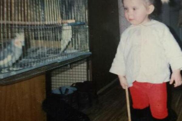 NJENA SLIKA IZ DETINJSTVA JE 17 GODINA KRILA NEŠTO JEZIVO: Nije ni znala ko je IZA NJE (FOTO)