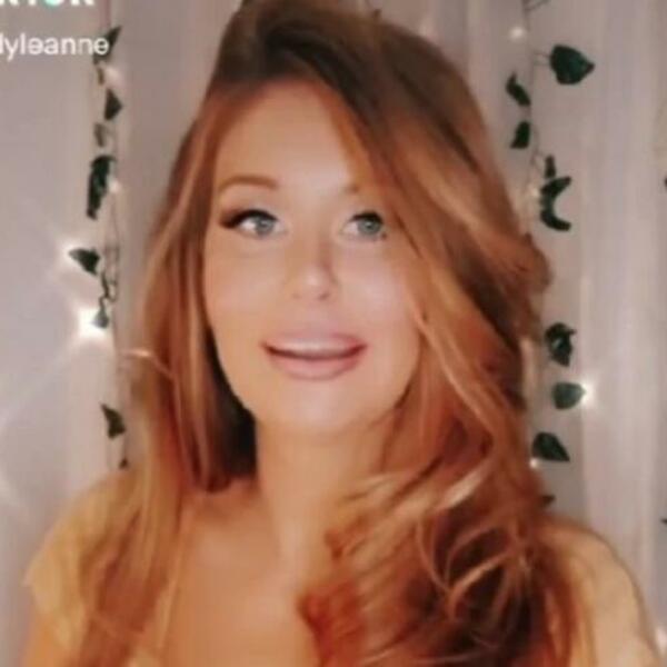 IMA DVE VAGINE, DVE MATERICE I DVA GRLIĆA! Ljudi joj stalno traže jedno te isto, ŠOK SNIMAK (VIDEO)