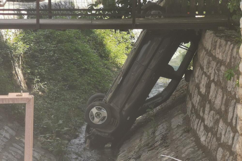 DEVOJKA SLETELA AUTOMOBILOM U KANAL U UŽICU: Pojavile se JEZIVE slike sa lica mesta! (FOTO)