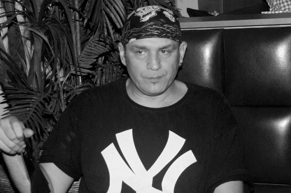 MALO KO ZNA DA JE NAŠA POZNATA PEVAČICA KUMA POKOJNOG STAROVIĆA: Njegova SMRT ju je ZATEKLA, jedva je REKLA OVO!