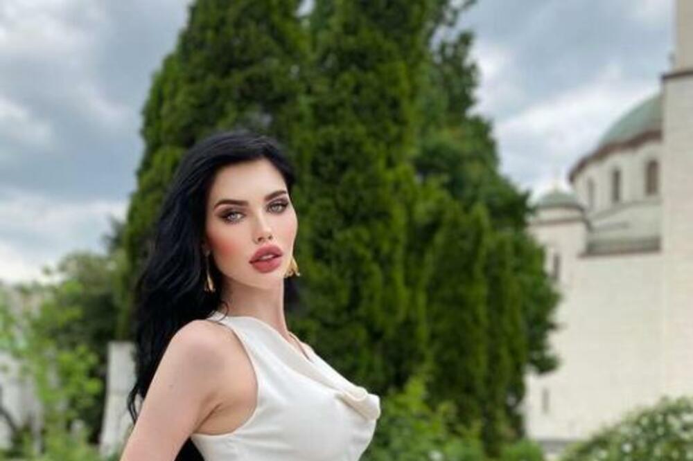 POKAZALA DONJI VEŠ ISPRED NAŠE NAJVEĆE SVETINJE: Starleta ŠOKIRALA NACIJU, ovo joj stvarno nije trebalo!