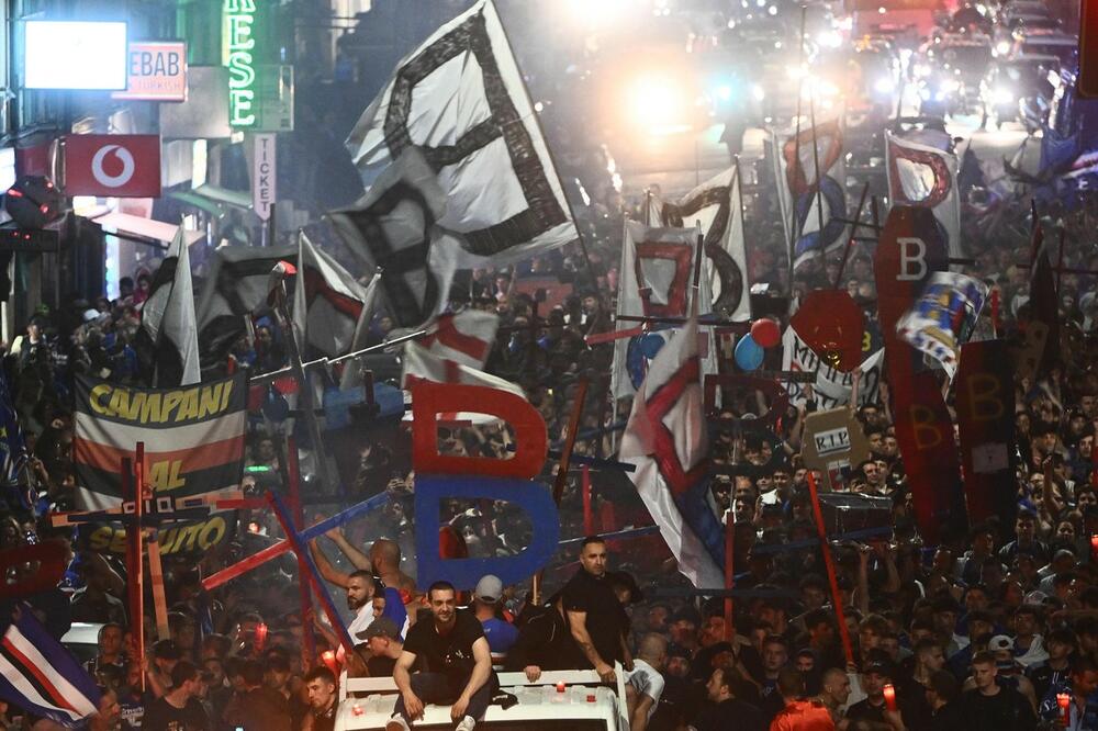 NAJVEĆA POSMRTNA PROCESIJA U ĐENOVI: "Sahranili" gradskog rivala, nosili krstove, sanduke... (VIDEO)