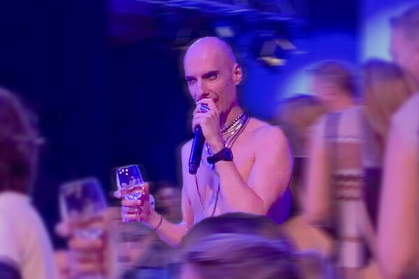 BEZ CENZURE NA SRPSKOJ MODNOJ PISTI: Pevač se SKINUO na reviji, svi su mu gledali U OVO! (FOTO)