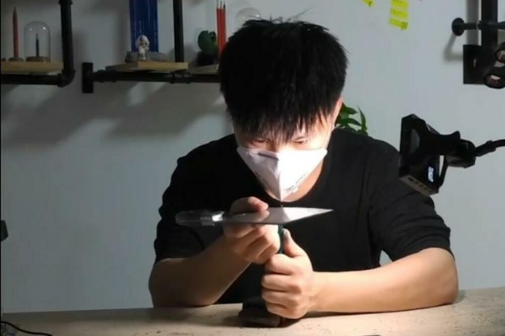 MINIJATURNA SKULPTURA NA OLOVKAMA: Pogledajte kako umetnik nožem i olovkom stvara umetničko delo (VIDEO)