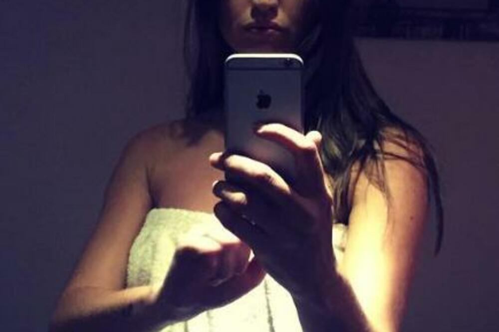 OVA SRPKINJA SE SLIKALA GOLA GOLCIJATA, SVI STE VIDELI: Sada je to PONOVILA (FOTO)